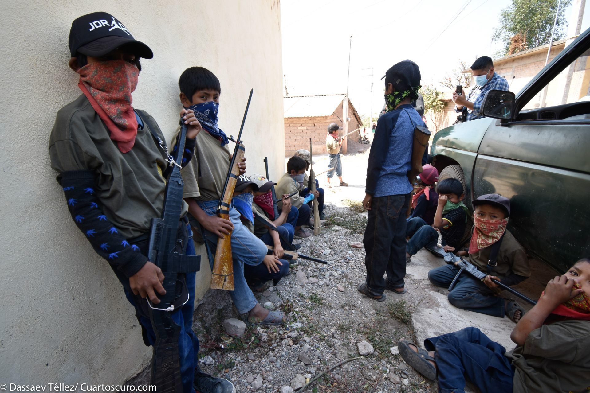 En la comunidad de Ayahualtempa de José Joaquín de Herrera, Guerrero, fueron presentados más de 17 "niños comunitarios" en exigencia de atención por parte de las autoridades para atender las carencias que la comunidad padece,