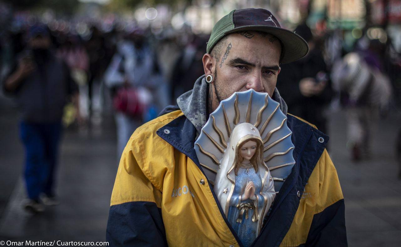 Decenas de creyentes acudieron la Basílica de Guadalupe con el fin de conmemoran a la Virgen de Guadalupe en su día.
