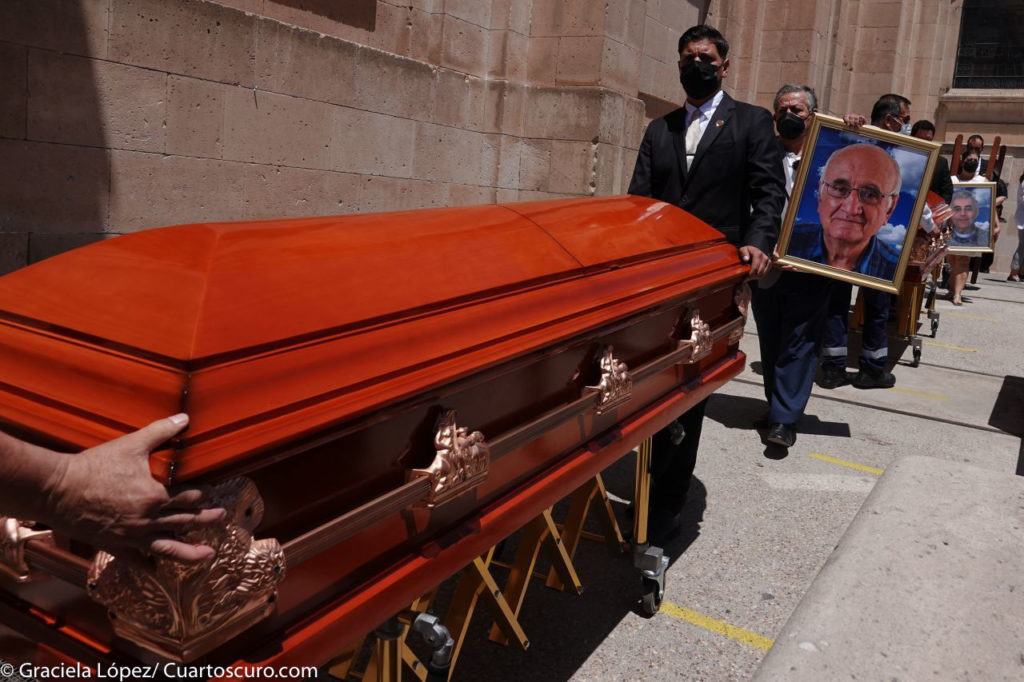 Se llevó a cabo la eucaristía en el Templo del Sagrado Corazón de Jesús de los cuerpos presentes de Joaquín César Mora Salazar y Javier Campos Morales, sacerdotes jesuitas asesinados dentro la Iglesia de Cerocahui, en el municipio de Urique